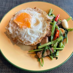 ข้าวผักบุ้งหมูกรอบ(ไม่รวมไข่)