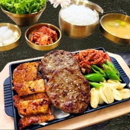 เซ็ตหมูหมักซอสโกชูจัง กับ แฮมเบิร์กหมูหรือเนื้อ.