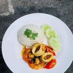 ผัดเผ็ดทะเลราดข้าว