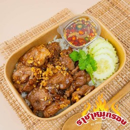 ข้าวหมูชิ้นผัดกระเทียมพริกไทย