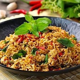 มาม่าผัดขี้เมาหมูสับ