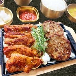 เซ็ตแฮมเบิร์กหมูหรือเนื้อ กับ สะโพกไก่โกชูจัง.