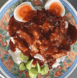 ข้าวหมูแดง + หมูกรอบ + กุนเชียง + ไข่