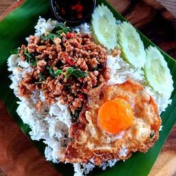 กระเพราเนื้อไข่ดาว