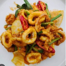 ข้าวหมึกผัดไข่เค็ม