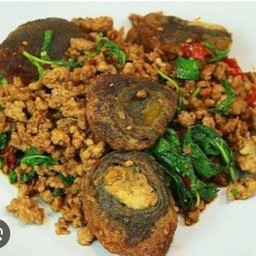 ข้าวกระเพราไข่เยี่ยวม้า