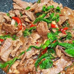 ผัดกระเพราหนูชิ้น