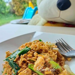 ผัดมาม่าใส่คะน้า+ไข่ (ไม่เนื้อสัตว์)