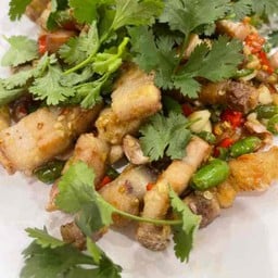 หมูกรอบผัดพริกเกลือ