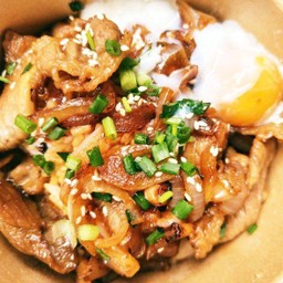 ข้าวหน้าเนื้อซอสญี่ปุ่น