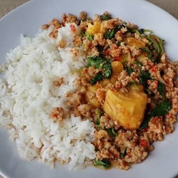 เต้าหู้ไข่ผัดกะเพราหมูสีบราดข้าว