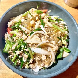 ยำวุ้นเส้นไก่