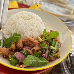 ข้าวยำไก่แซ่บ (ลาบไก่ทอด)