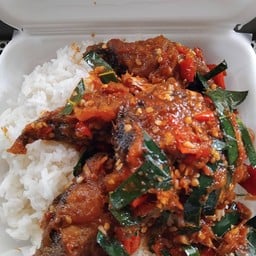 ข้าวผัดพริกแกงปลาดุกทอดกรอบ