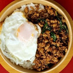 ครัวคุณนิ กระเพราพริกแห้ง - ไข่ข้น (สุขุมวิท93)