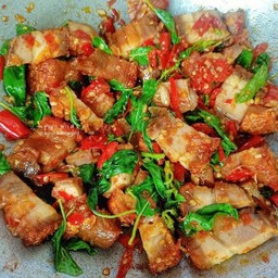 กระเพราหมูกรอบพริกแห้ง