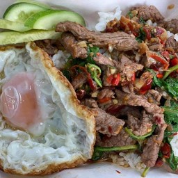 กระเพราเนื้อชิ้นไข่ดาว