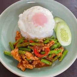 ผัดพริกแกงราดข้าว