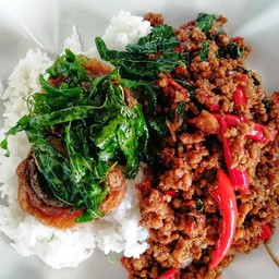 กราะเพราหมูสับไข่เยี่ยวม้า
