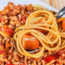 สปาเก็ตตี้ ไส้กรอกซอสมะเขื่อเทศ