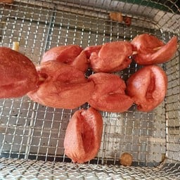 ไส้กรอกแดงเสียบไม้ทอด