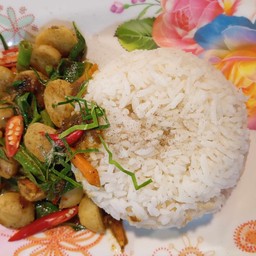 ข้าวเครื่องแกงลูกชิ้นปลา