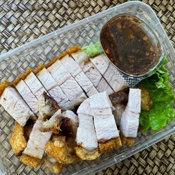 หมูกรอบ จิ้มแจ่ว