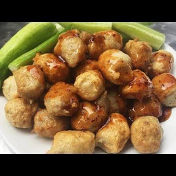 ลูกชิ้นเอ็นหมูทอด น้ำจิ้มรสเด็ด ผักแกล้ม