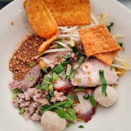 ก๋วยเตี๋ยวหมูแห้งยำ