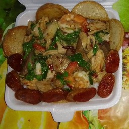 กระเพารวมทะเล+หมู+ไก่+ตับ+เครื่องใน+สามชั้น+หมูยอ+กุนเชียงทอด