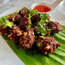 เนื้อก้อนทอดกระเทียมพริกไทย
