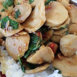 กระเพราลูกชิ้นหมู + ลูกชิ้นเอ็นหมู ( เป็นกับข้าว )