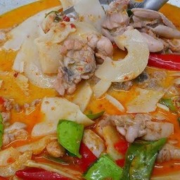 ข้าวราดแกงเผ็ดหน่อไม้ดอง