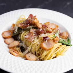 พาสต้าเบคอนไส้กรอกผัดพริกแห้ง