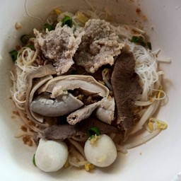บะหมี่หมูสับเครื่องใน+ลูกชิ้นปลา