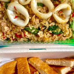 ชุดอิ่มเพลิน หมูยอทอด 2 ชิ้น ข้าวกะเพราหมูสับ+หมึกคลุกข้าว