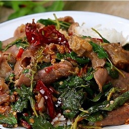 ข้าวกระเพราไส้ตุ๋น