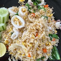 ข้าวผัดปลาหมึก