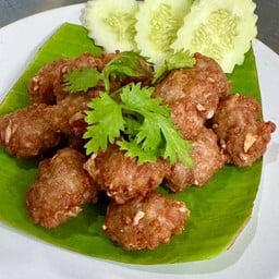 หมูก้อนทอดกระเทียมพริกไทย