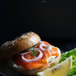 เบเกิล Smoked salmon bagel with cream cheese