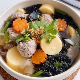 ต้มจืดสาหร่ายเต้าหู้ไข่หมูสับ + ข้าวสวย 1 ที่