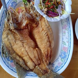 ปลากระพงทอดราดน้ำปลา