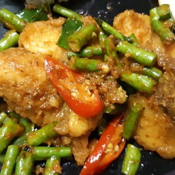 ผัดพริกแกงปลา ราดข้าว