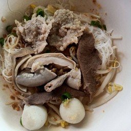 ก๋วยเตี๋ยวหมูสับเครื่องใน+ลูกชิ้นปลา