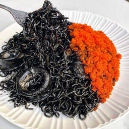 ผัดมาม่าหมึกน้ำดำ+ไข่กุ้งล้น