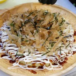 พิซซ่าญี่ปุ่นโอโคโนะมิยากิ.