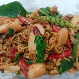 มาม่าผัดขี้เมาหมูสับไส้กรอกไก่