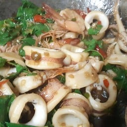 ข้าวกะเพราหมึก