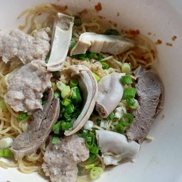 ก๋วยเตี๋ยวหมูสับเครื่องใน
