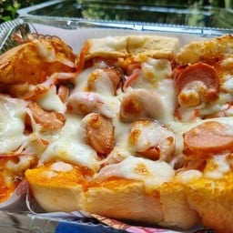 ปังพิชช่าไส้กรอกชีส